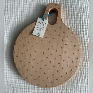 AHeirloom round cutting board